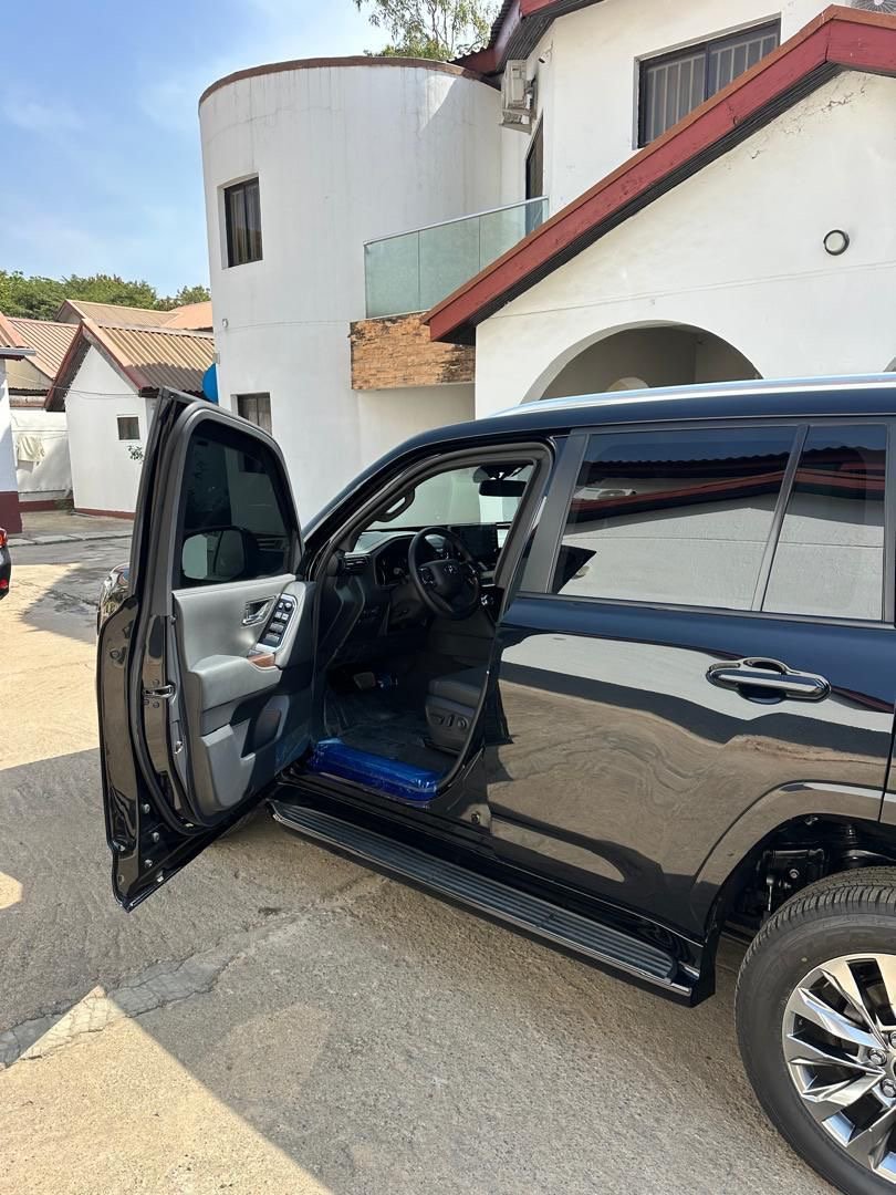 2025 Toyota Land Cruiser [Armoured]