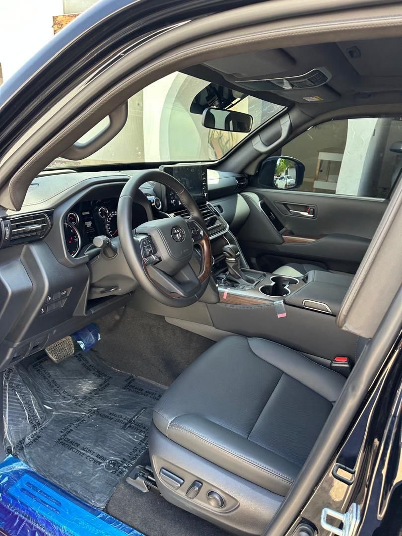 2025 Toyota Land Cruiser [Armoured]