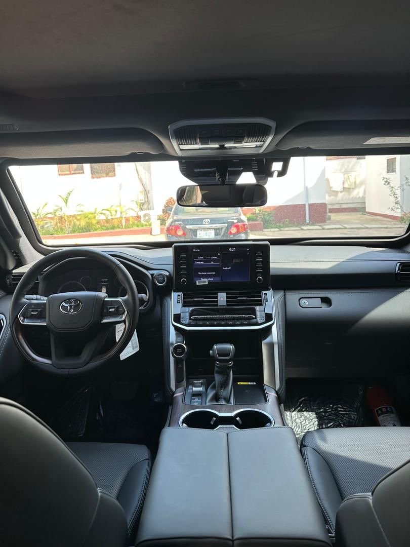 2025 Toyota Land Cruiser [Armoured]