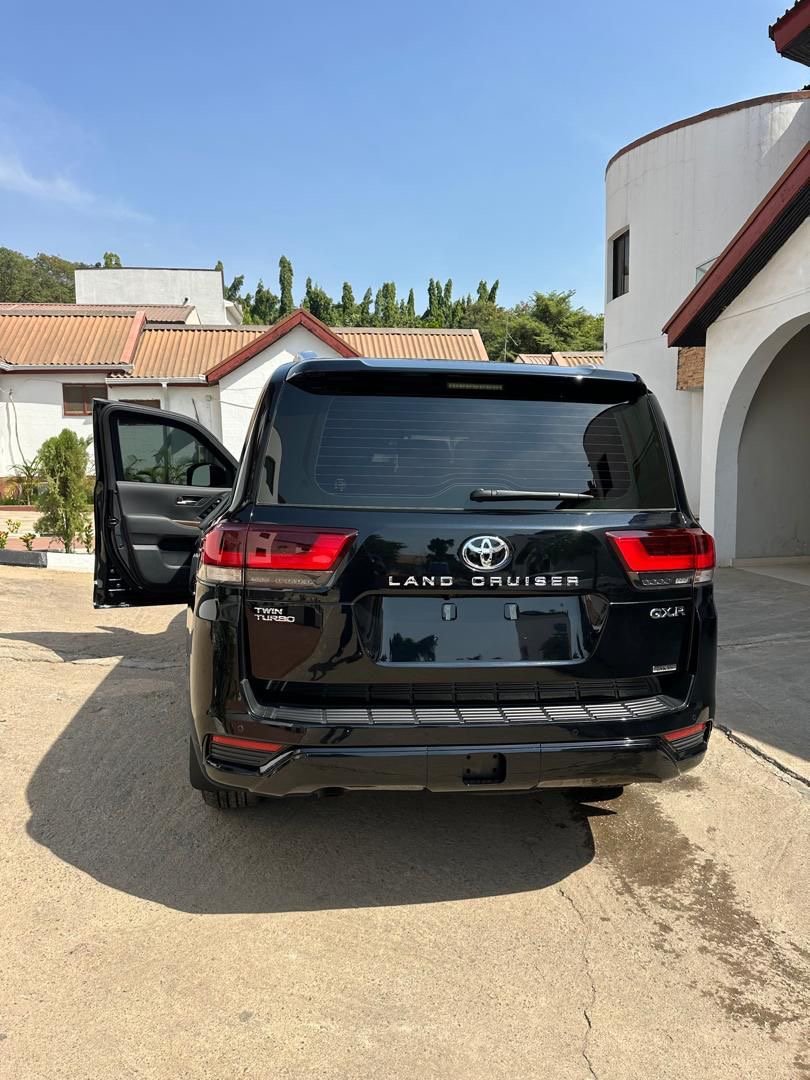 2025 Toyota Land Cruiser [Armoured]