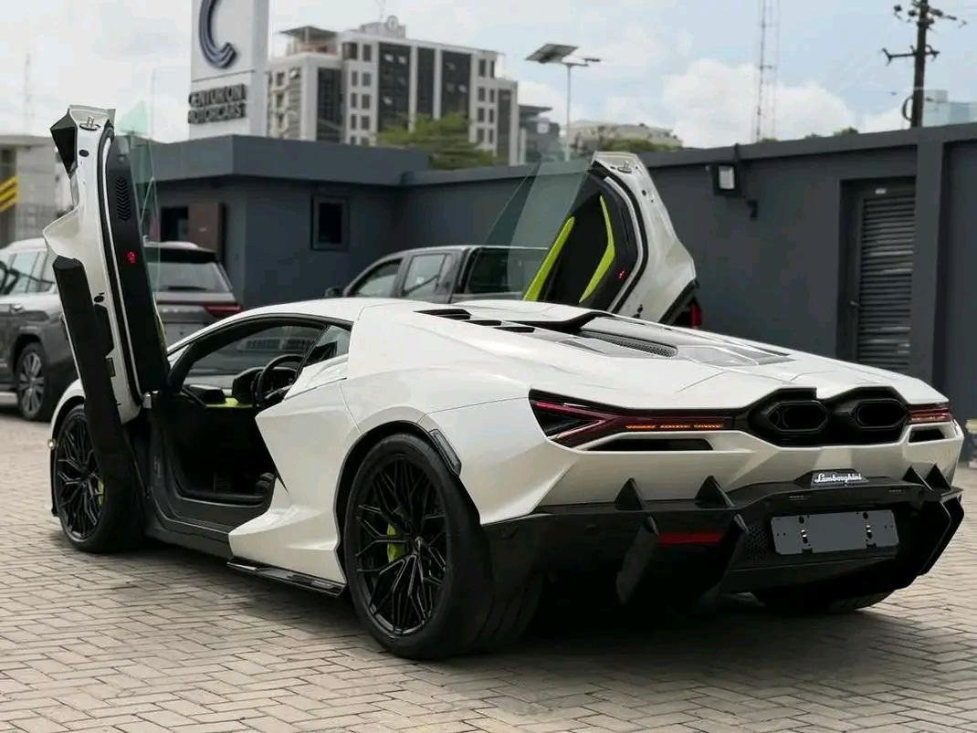 2026 Lamborghini Revuelto LP1015-4