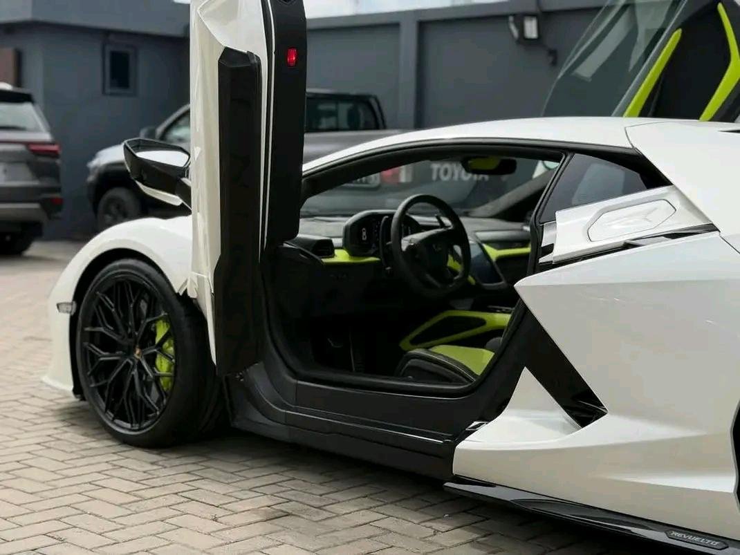 2026 Lamborghini Revuelto LP1015-4